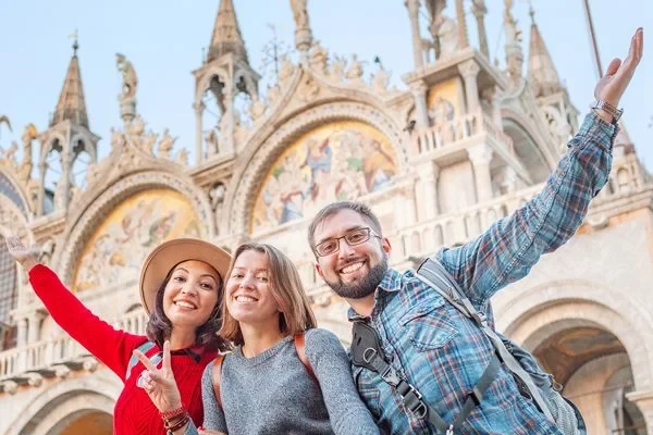 Eine Wissenschaftlerin und ein Wissenschaftler arbeiten hinter einer Glasfassade und mischen Chemikalien mit Großgeräten.