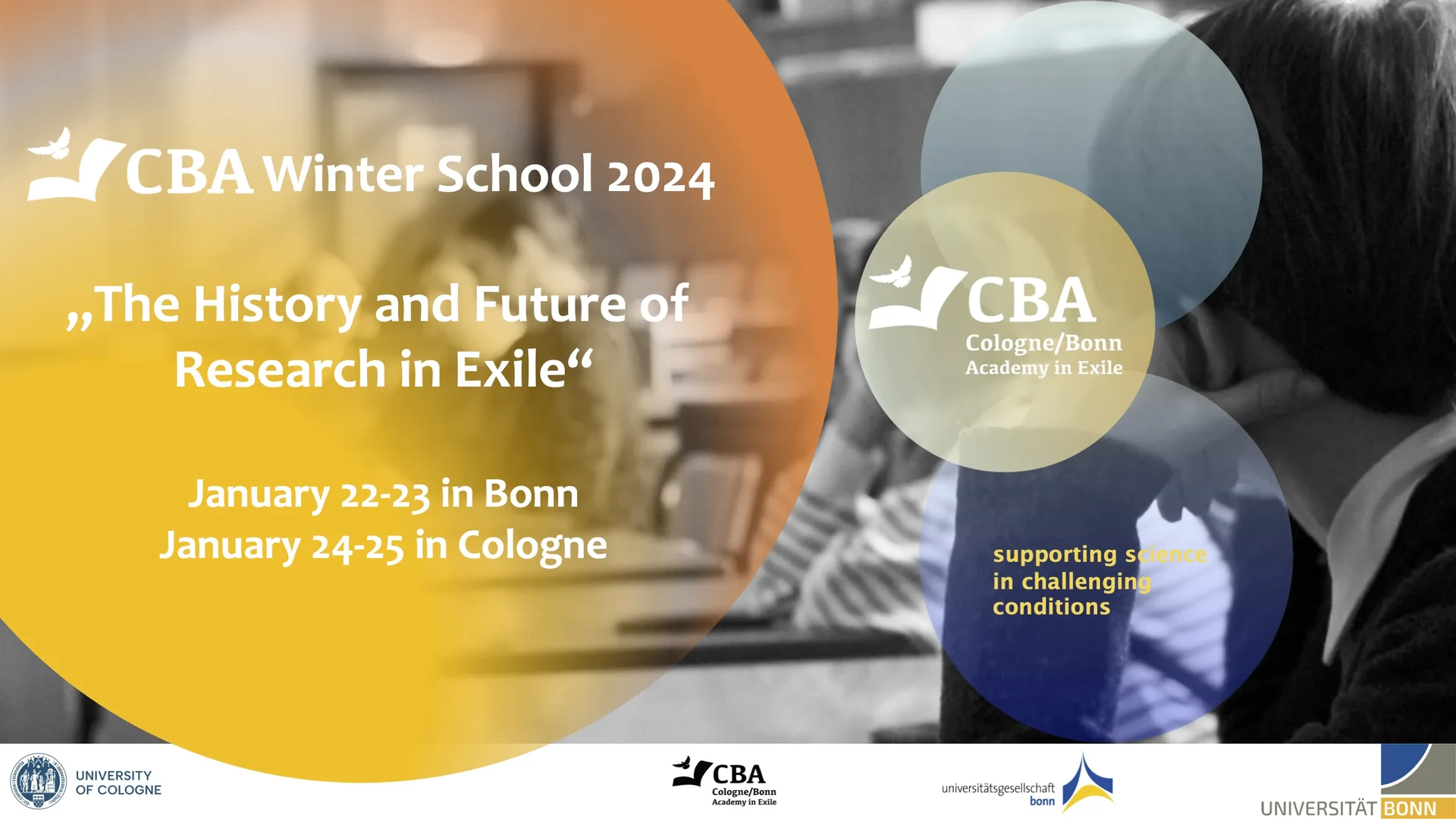 Eine Wissenschaftlerin und ein Wissenschaftler arbeiten hinter einer Glasfassade und mischen Chemikalien mit Großgeräten.