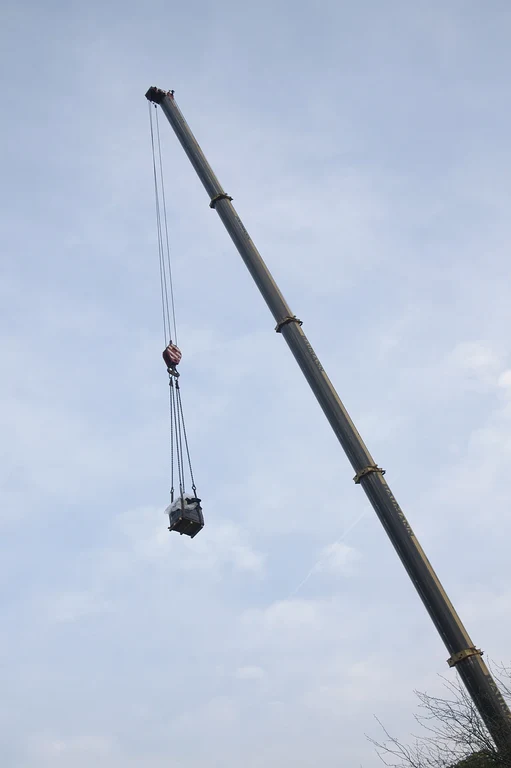 Bild 2,6-Tonnen-Gerät durchleuchtet fossile Gehörknöchelchen