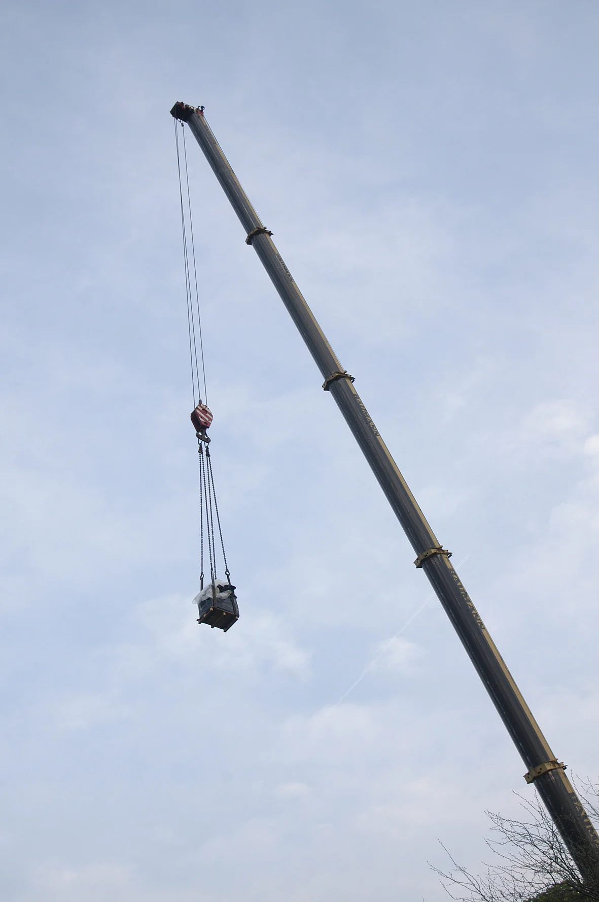 Bild 2,6-Tonnen-Gerät durchleuchtet fossile Gehörknöchelchen