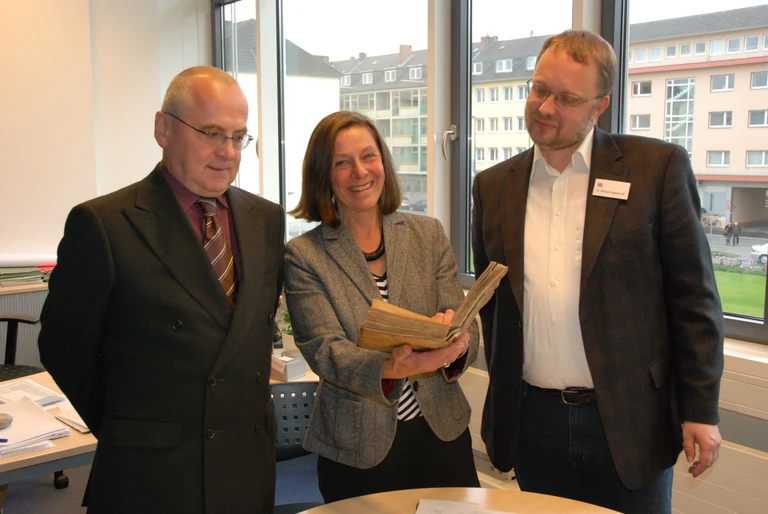 Buchübergabe-1
