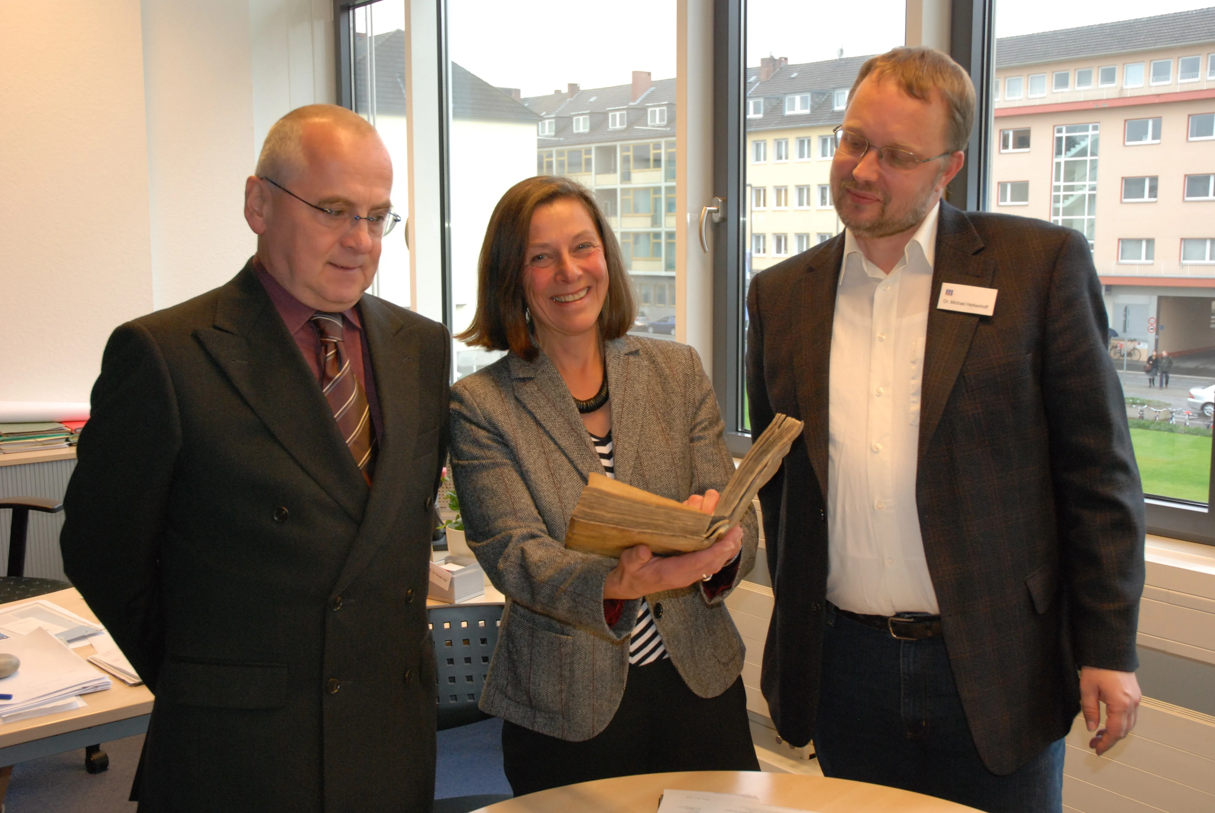 Buchübergabe-1