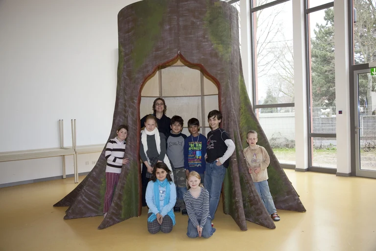 Bild Ausstellungsbaum lädt zum Erforschen ein