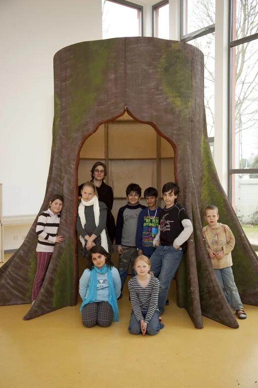 Bild Ausstellungsbaum lädt zum Erforschen ein