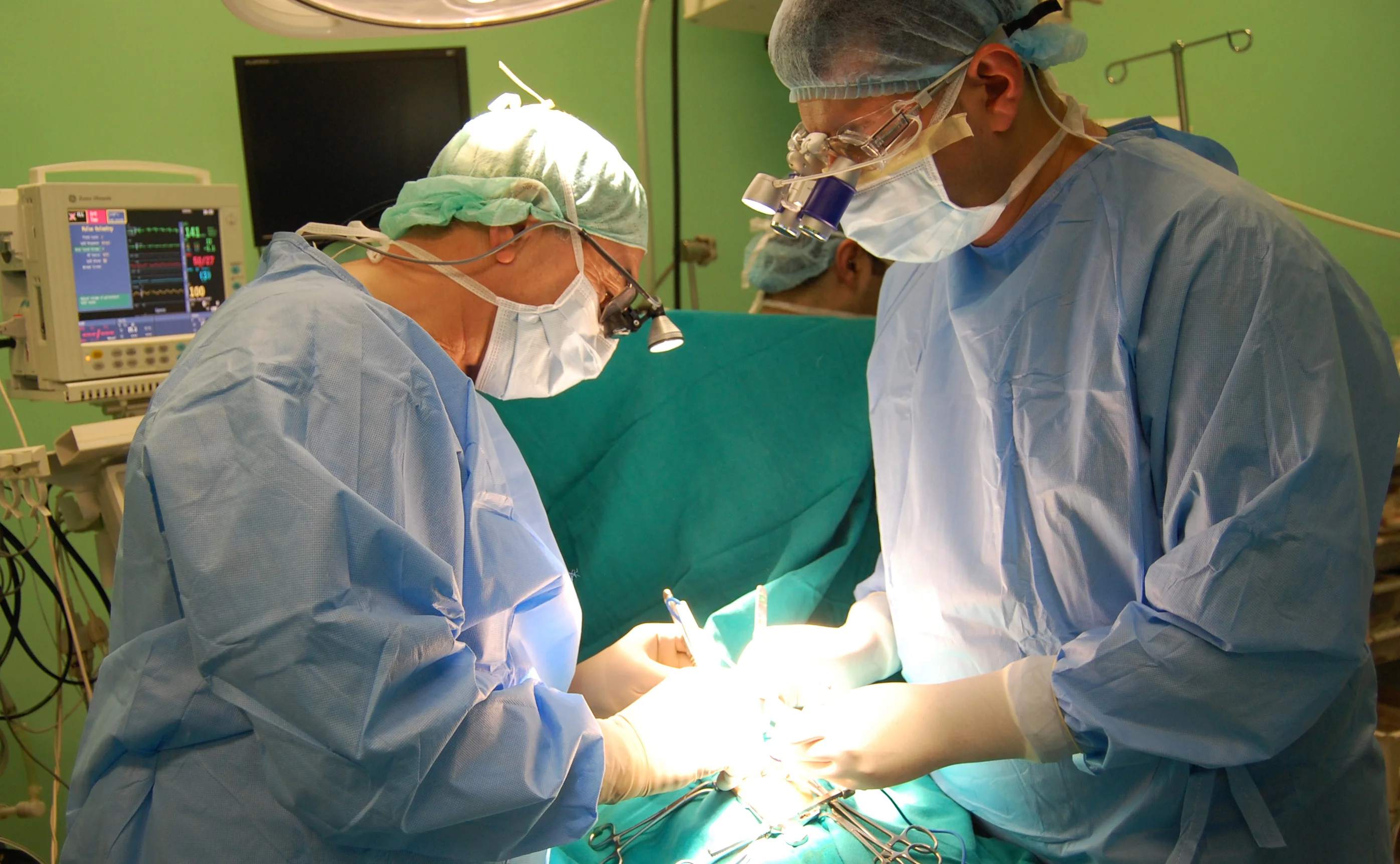 Dr. Esmailzadeh (li) im OP zusammen mit seinem irakischen Kollegen Dr. Hemmen(re)