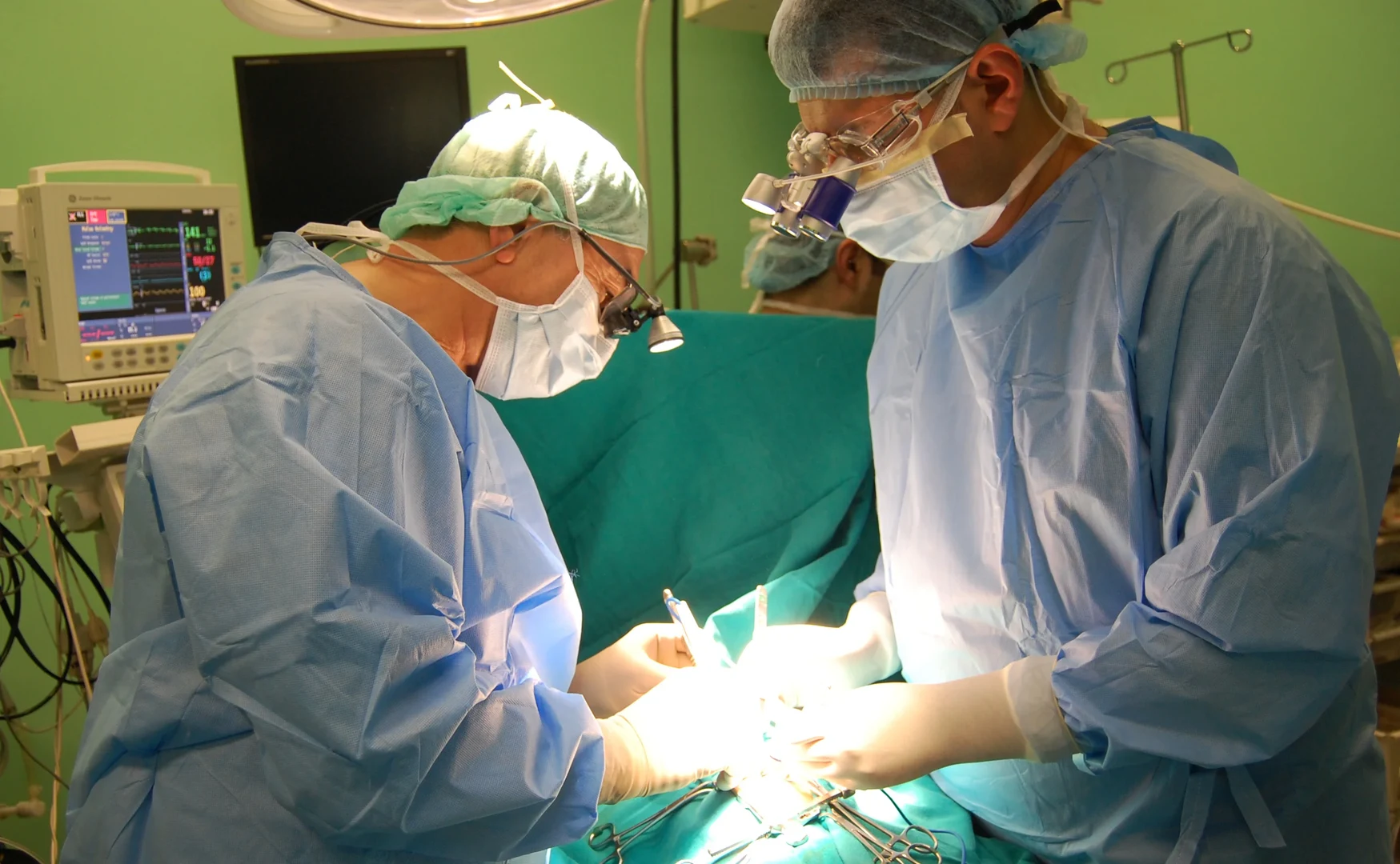 Dr. Esmailzadeh (li) im OP zusammen mit seinem irakischen Kollegen Dr. Hemmen(re)