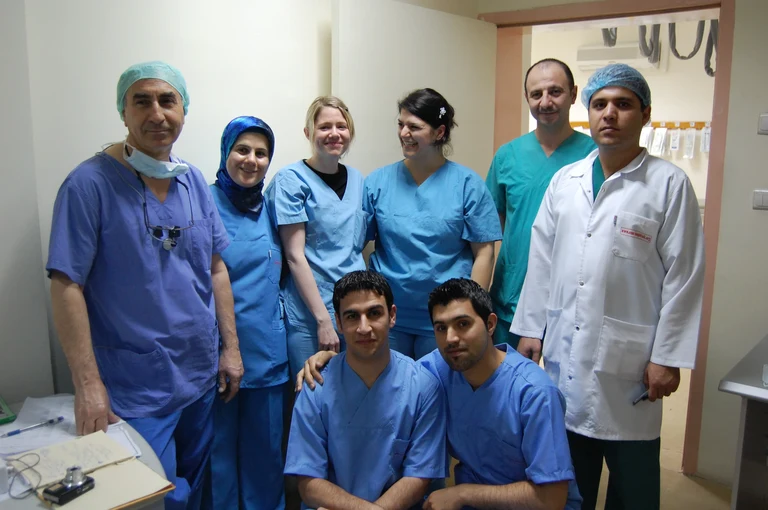 Das Bonner Team mit seinen Kollegen aus dem Hawler Cardiac-Center in Erbil. (Dr.Bahman Esmailzadeh 1.v li, Tanja Kömpel (3. v li), Eva Maria Seibel (4. v li)