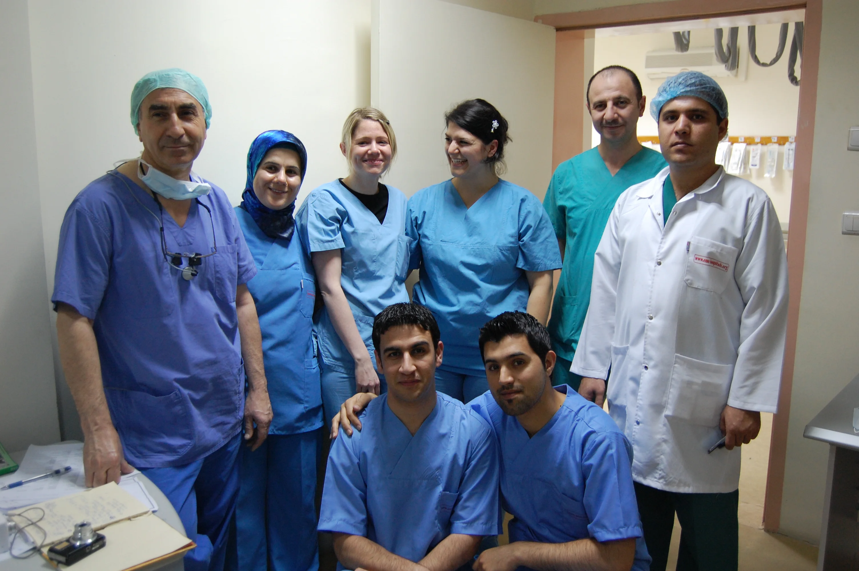 Das Bonner Team mit seinen Kollegen aus dem Hawler Cardiac-Center in Erbil. (Dr.Bahman Esmailzadeh 1.v li, Tanja Kömpel (3. v li), Eva Maria Seibel (4. v li)