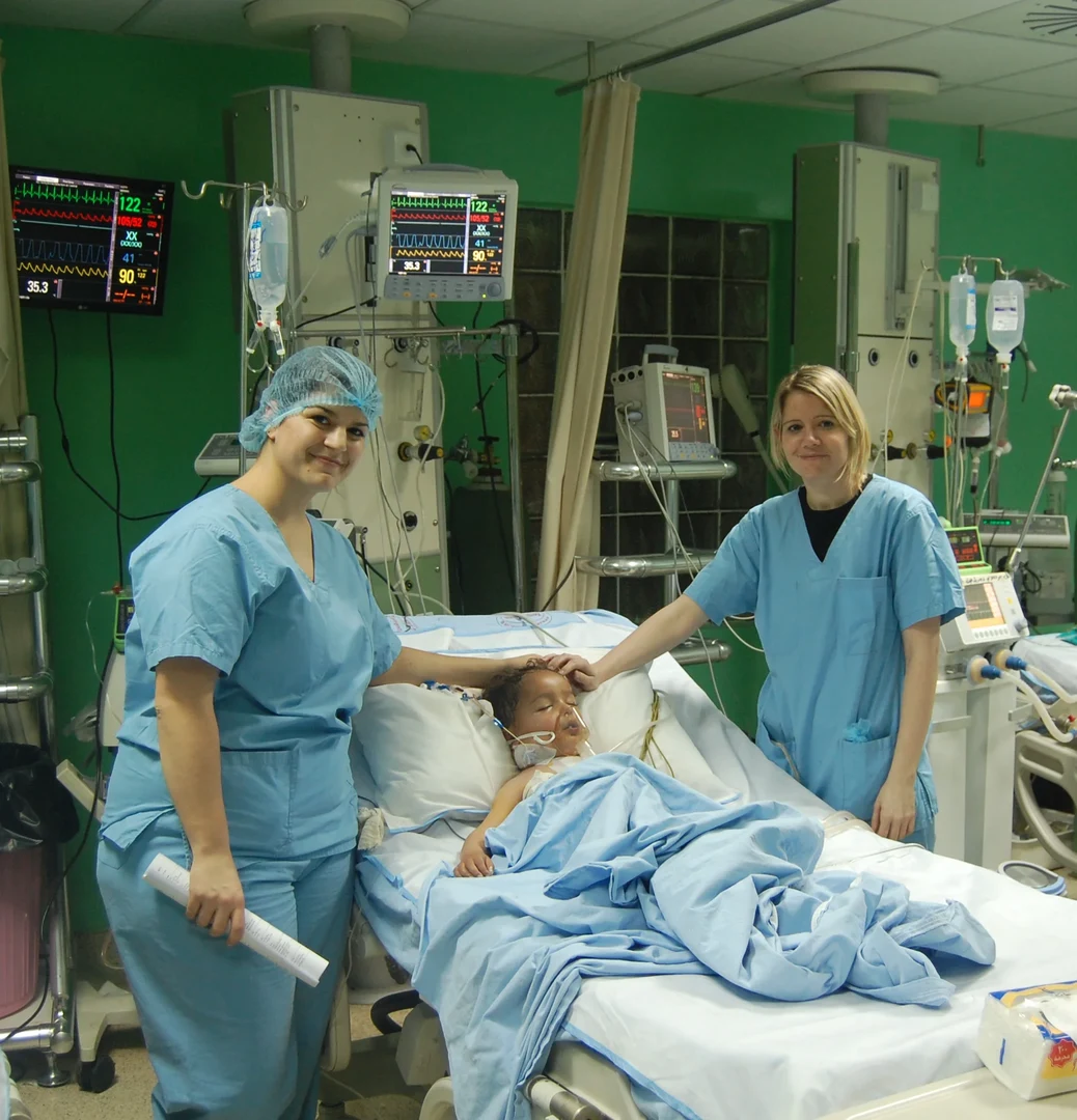 Die Kinderkrankenschwestern Eva Maria Seibel (li) und Tanja Kömpel (re) kümmern sich vor und nach der OP um herzkranke Kinder