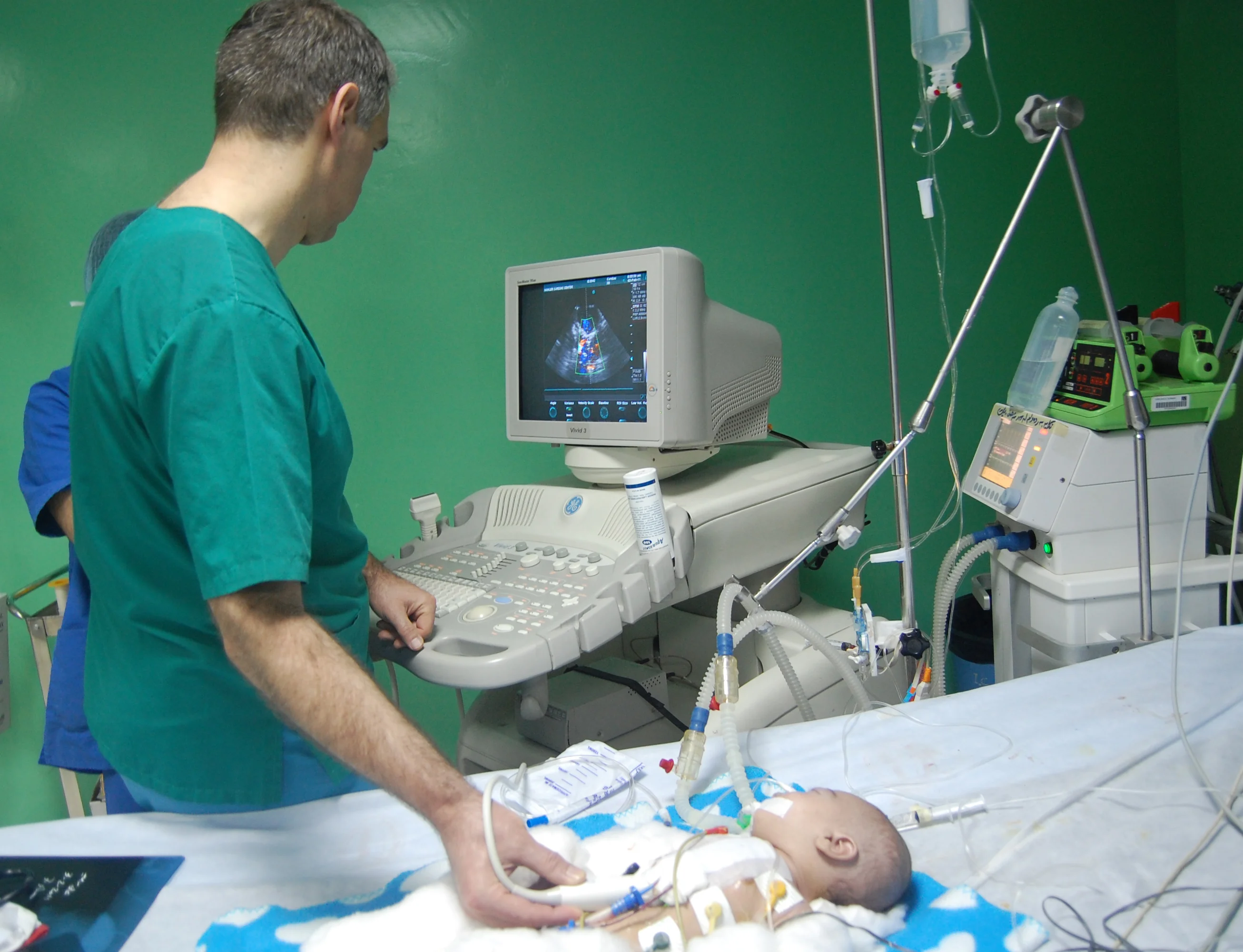 Professor Breuer untersucht in Erbil einen kleinen Patienten