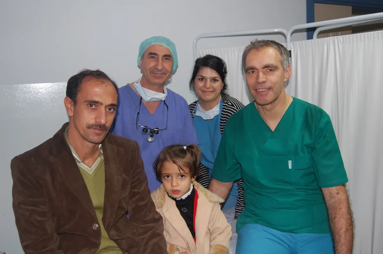 Sheneye (Mitte) und ihr Vater (ganz links) hoffen auf eine Operation in Deutschland