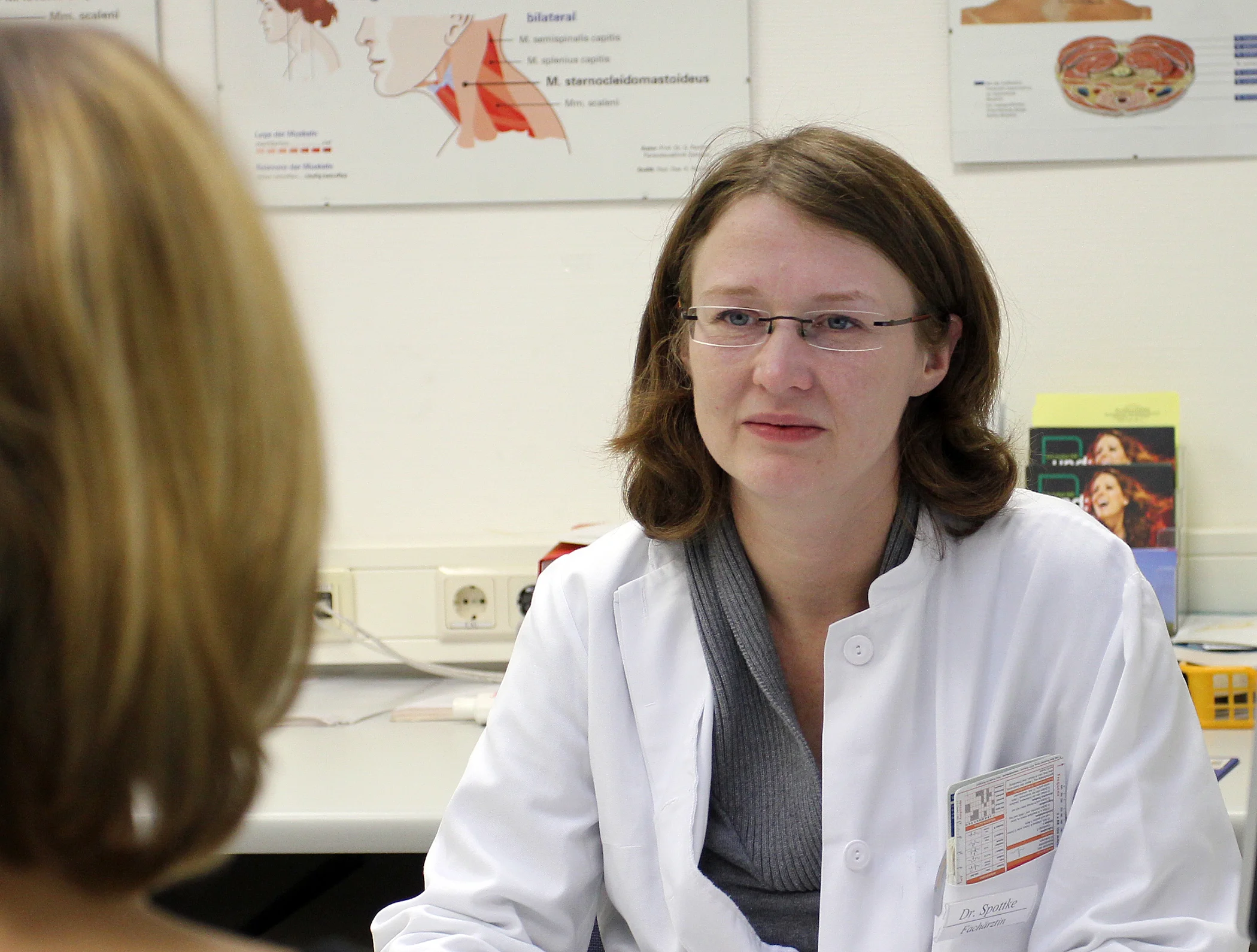 Neurologin Dr. Annika Spottke im Gespräch mit einer Patientin