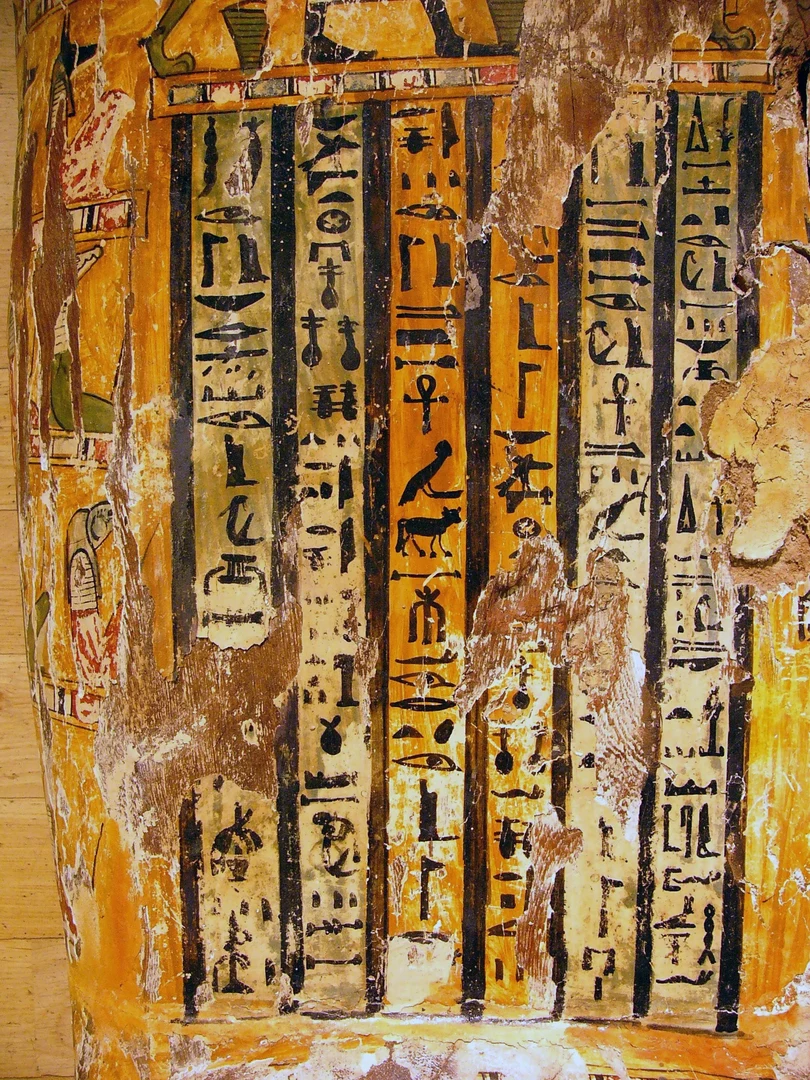 Sargdeckel mit Hieroglyphen
