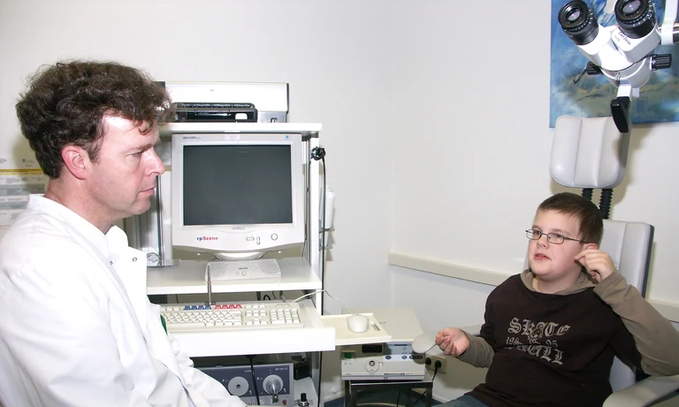 Professor Schade im Gespräch mit seinem Patienten Max