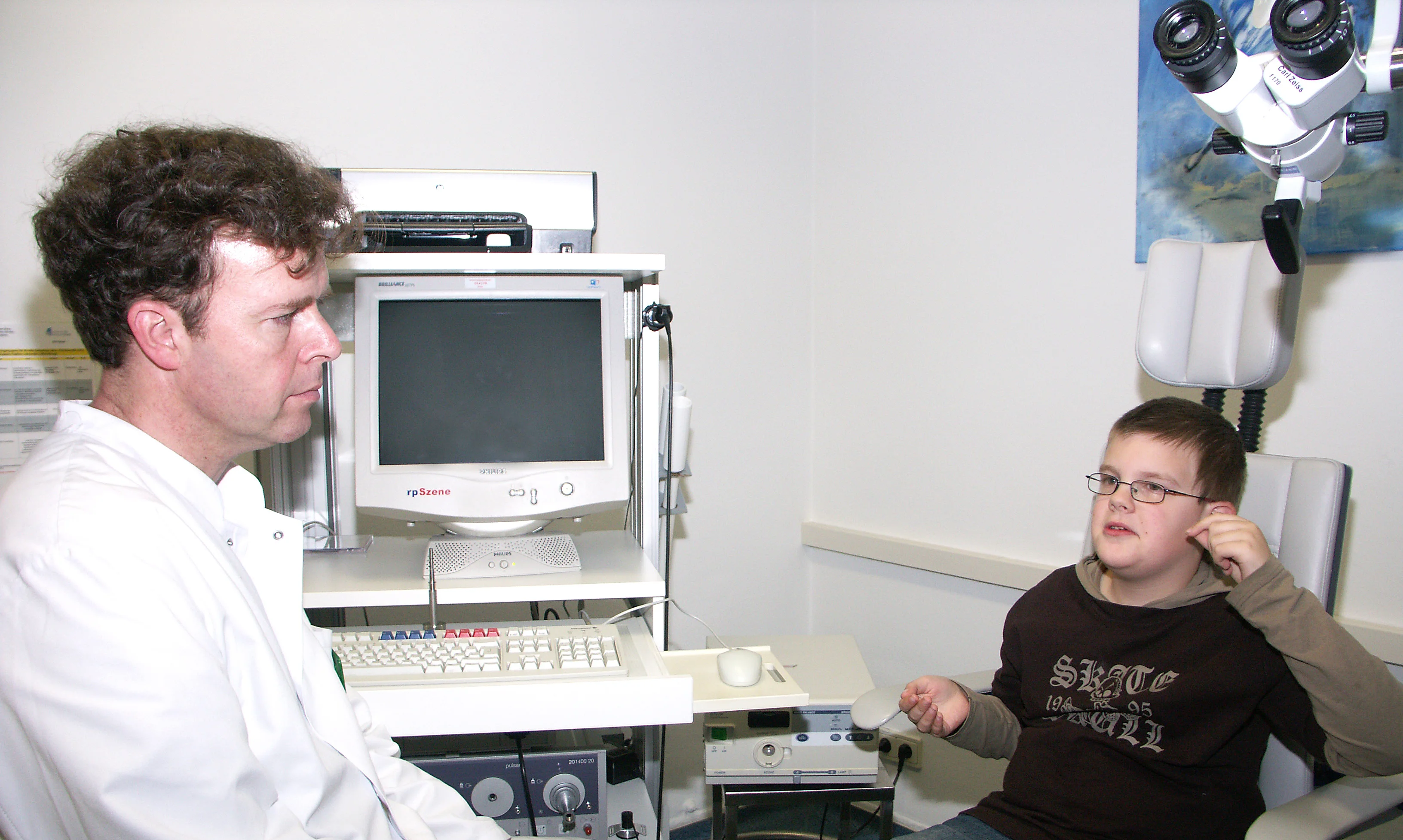 Professor Schade im Gespräch mit seinem Patienten Max