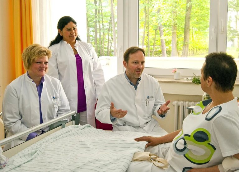 Das Palliativ-Team im Gespräch mit einer Patientin:
