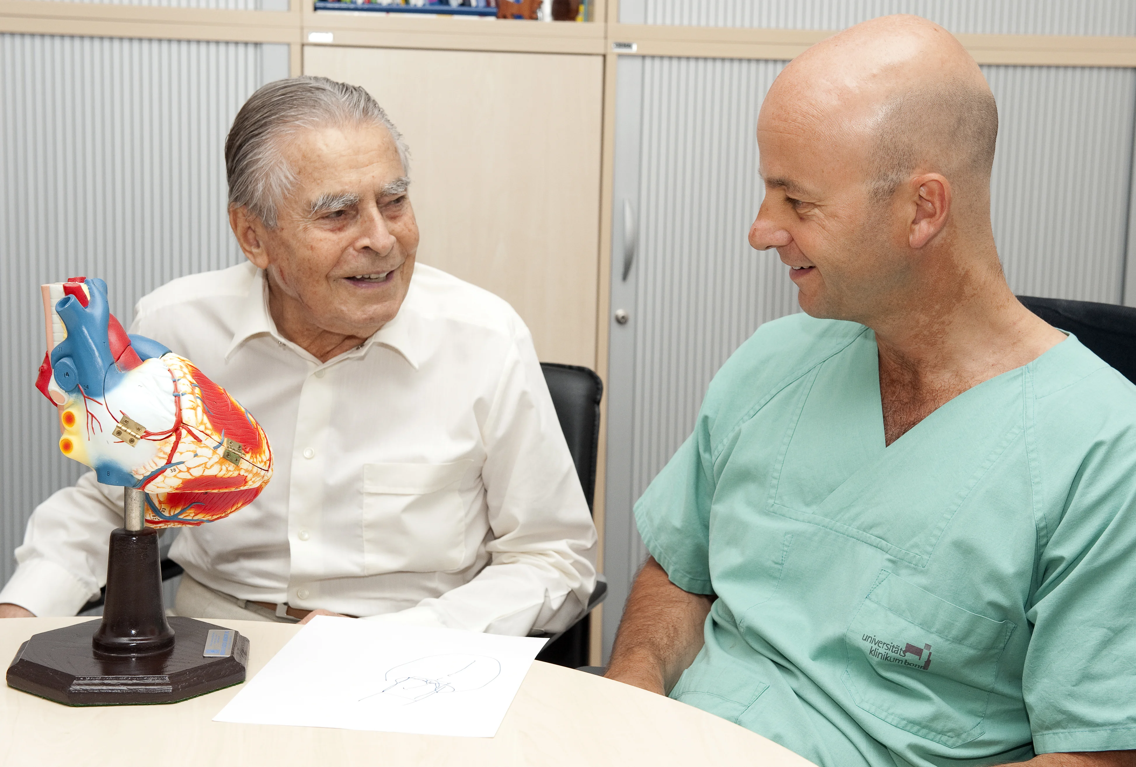 Professor Nickenig (re) im Gespräch mit seinem Patienten Kurt H. (li).
