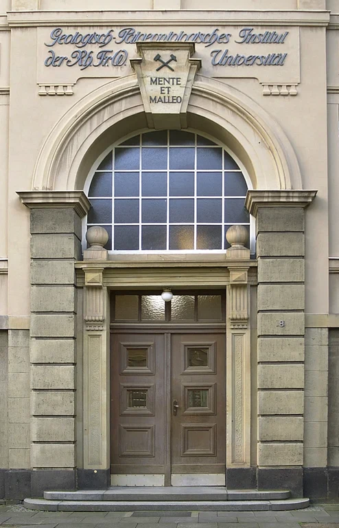 Eingang zum Steinmann-Institut: