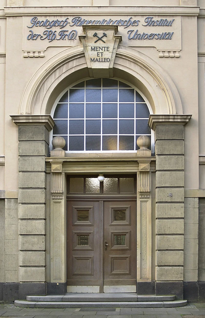 Eingang zum Steinmann-Institut: