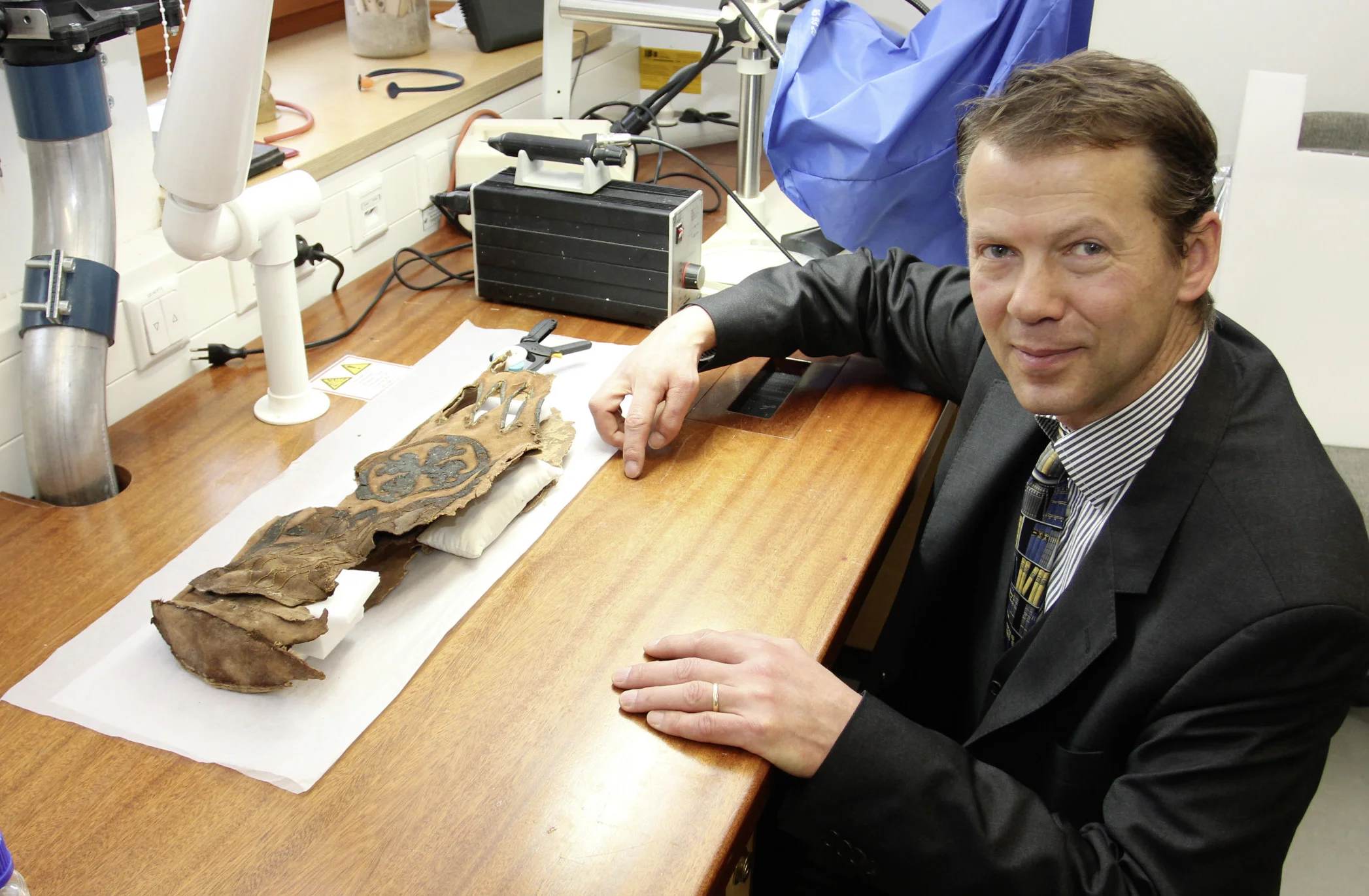 Prof. Dr. Jan Bemmann mit einem Lederköcher: