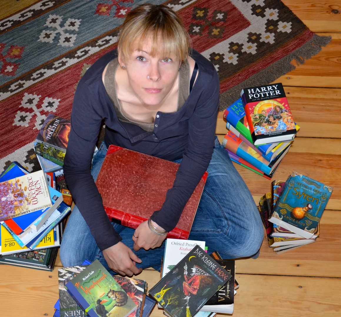 Umringt von Kinder- und Jugendbüchern: