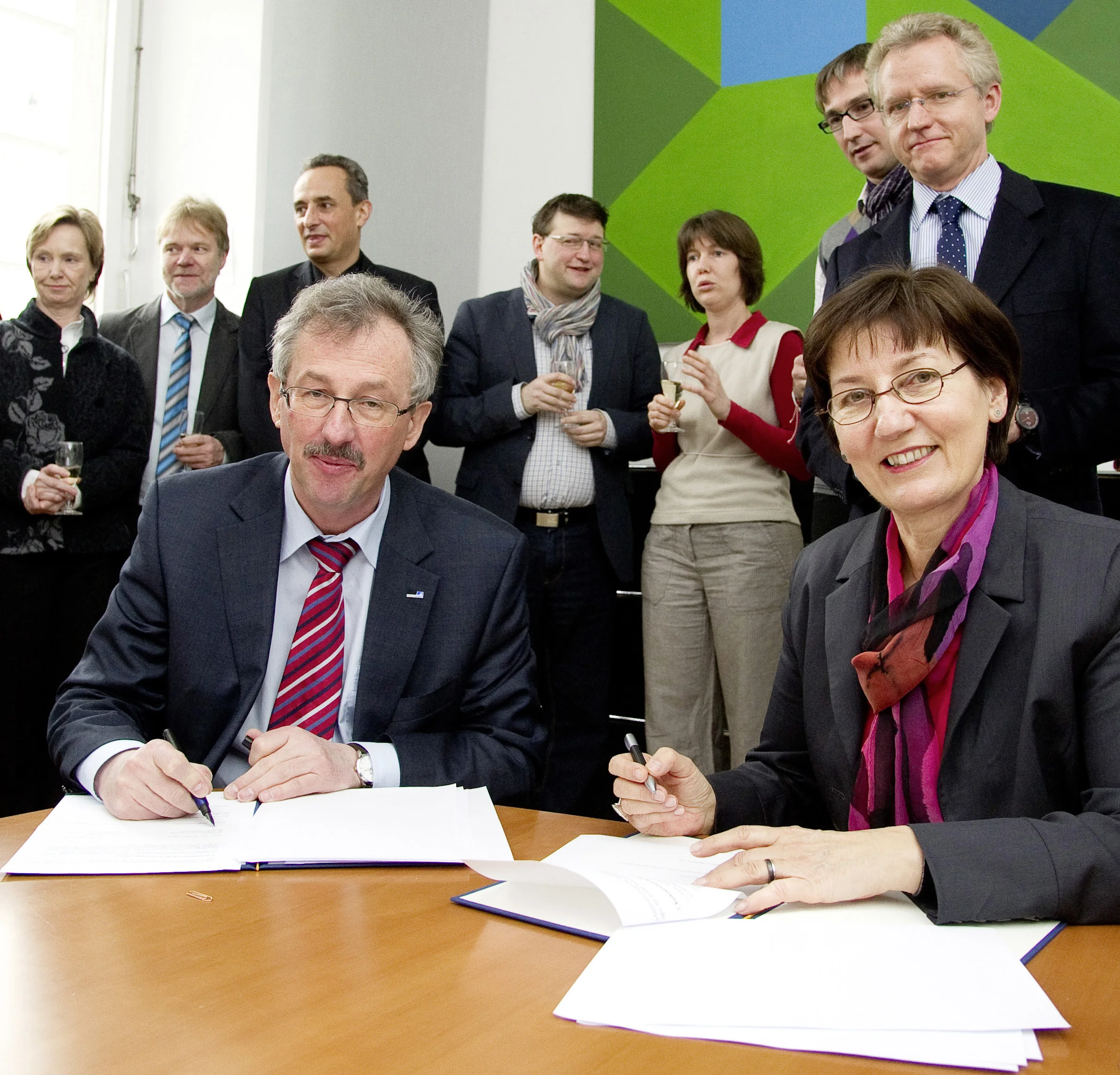 Vertragsunterzeichnung: