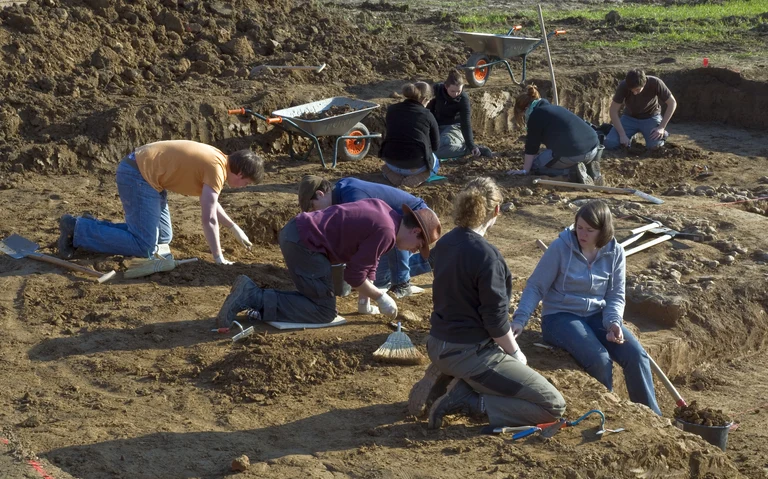 Studenten legen vorsichtig