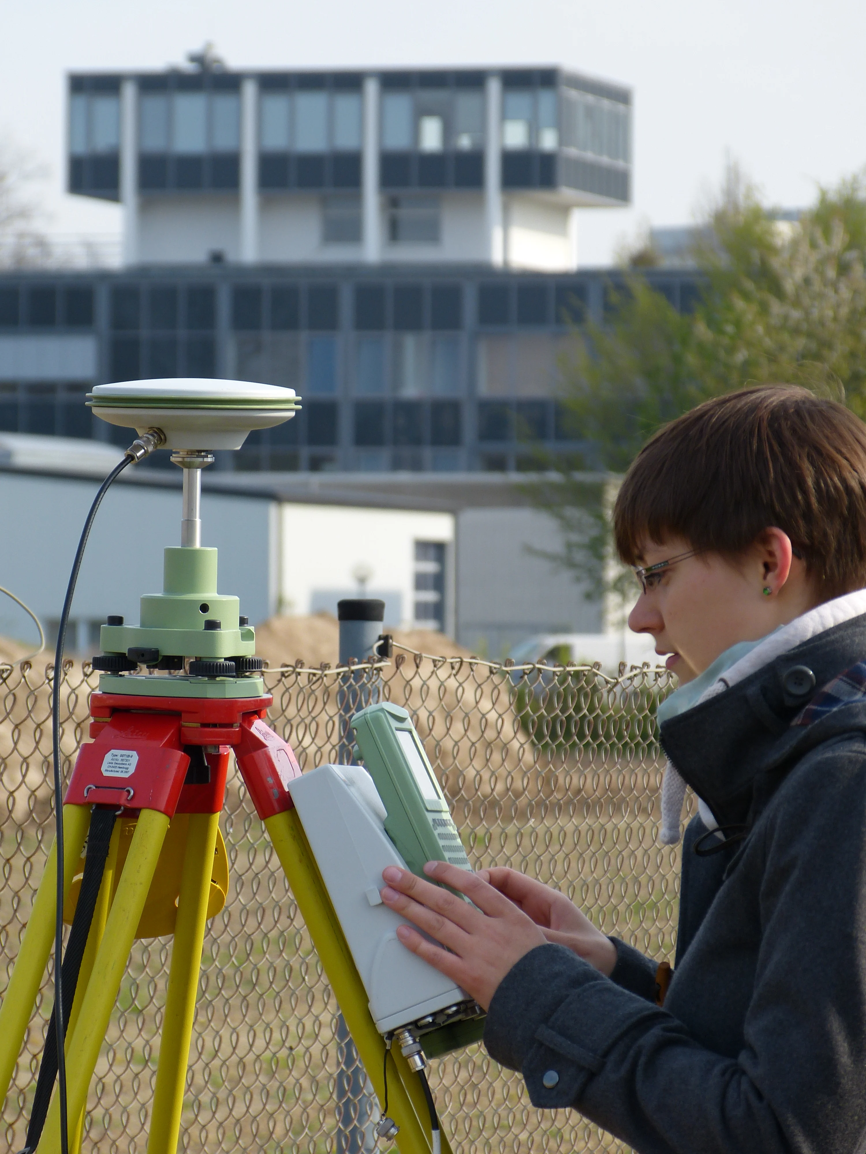 Eine angehende Geodätin bei der Arbeit: