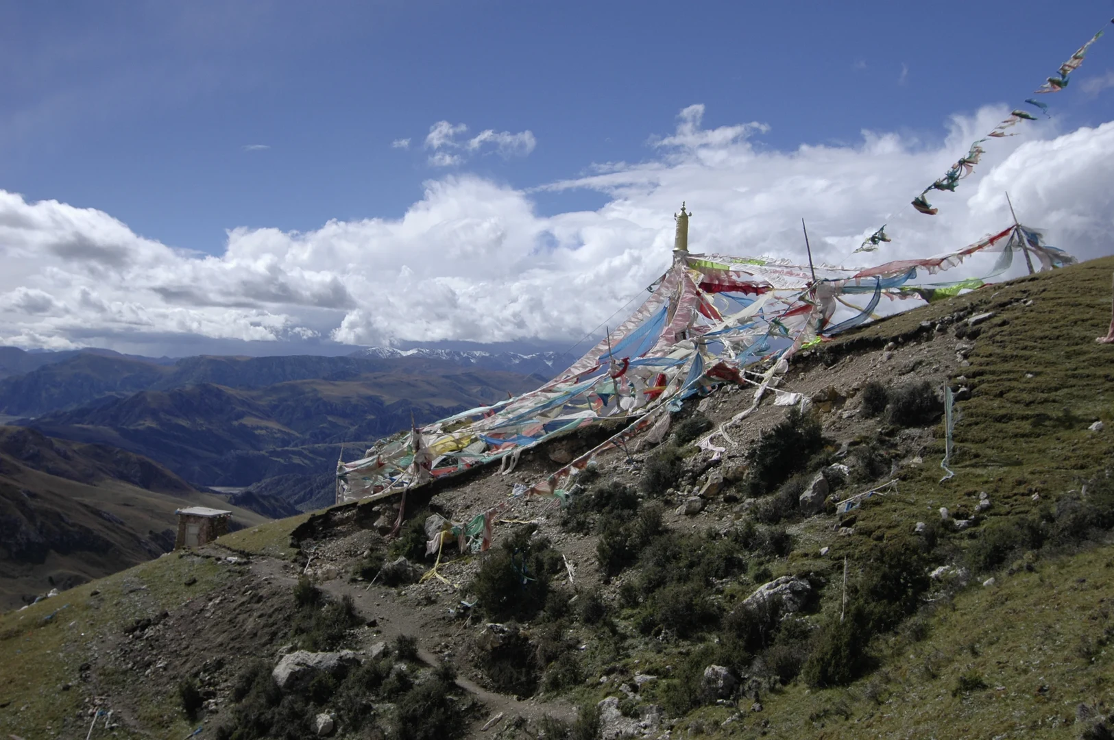 Heilige Stelle mit Gebetsfahnen