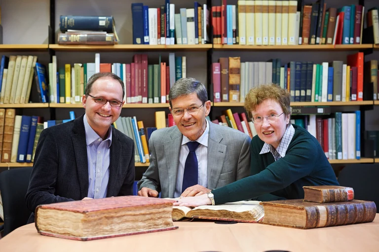 Lektüre der Edition europäischer Friedensverträge von Jean DuMont aus dem 18. Jahrhundert: