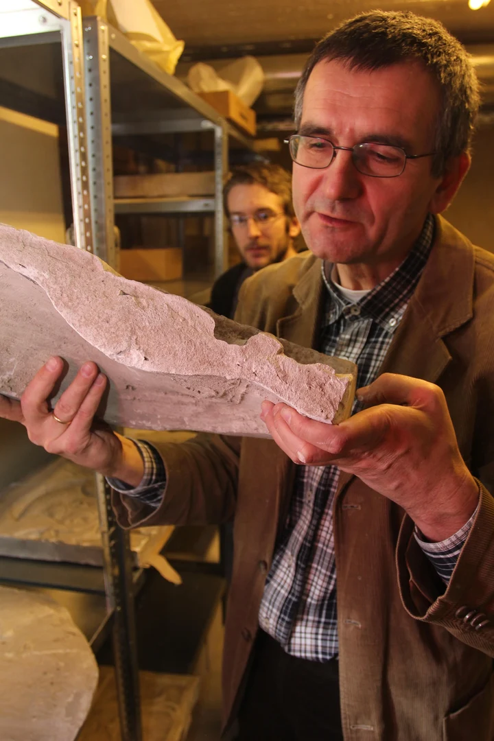 Kurator Dr. Martin Fitzenreiter mit Reliefabguss