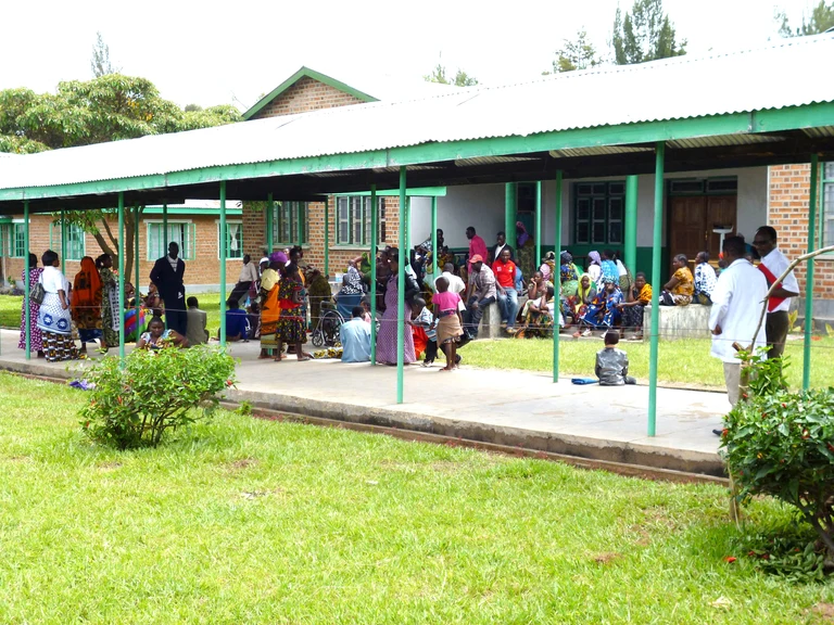 Vor dem Krankenhaus: