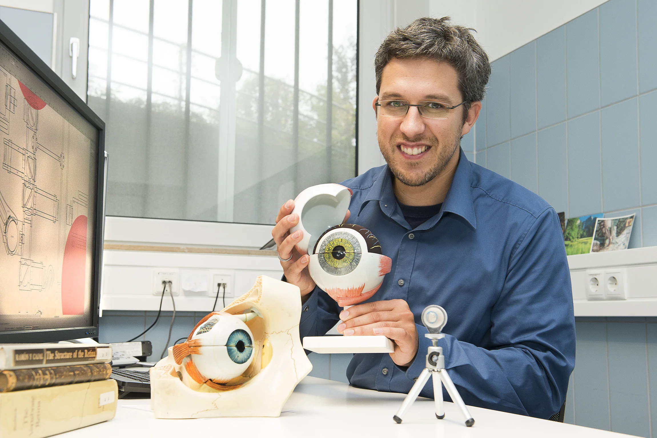 Dr. Wolf Harmening mit Modellen des menschlichen Auges: