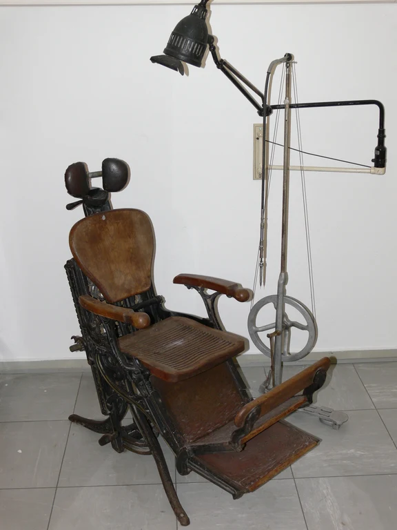 Exponate aus verschiedenen Perioden der Geschichte der Zahnheilkunde zeigt die Sammlung.