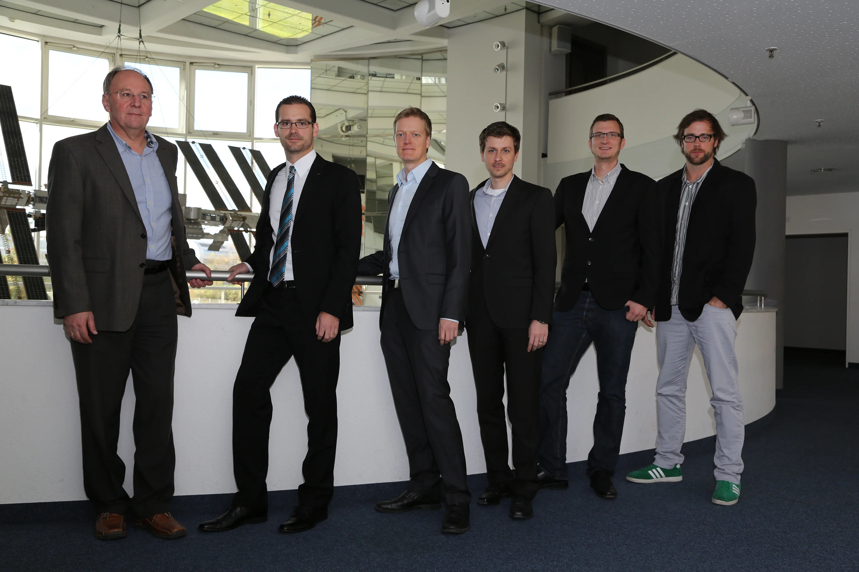 Die Projektbeteiligten vor einem Modell der ISS am Deutschen Zentrum für Luft- und Raumfahrt (DLR):