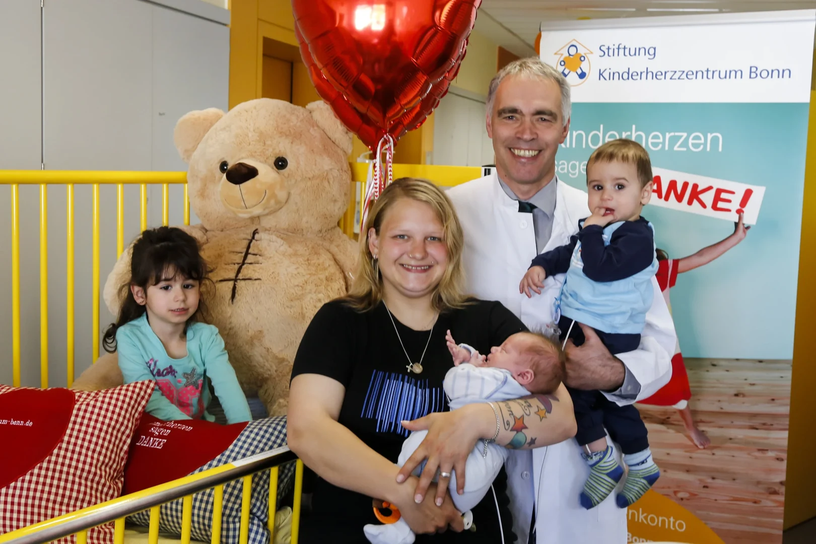 Kinderherzen-Bär Moritz auf Bonner Bettenfahrt: