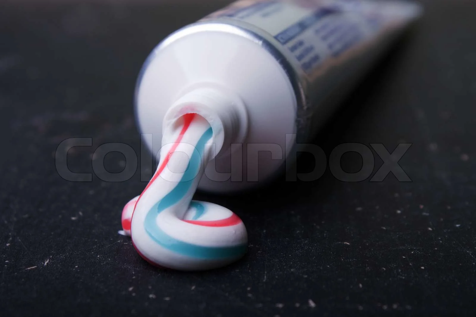 Minerale gibt's auch in der Zahnpasta