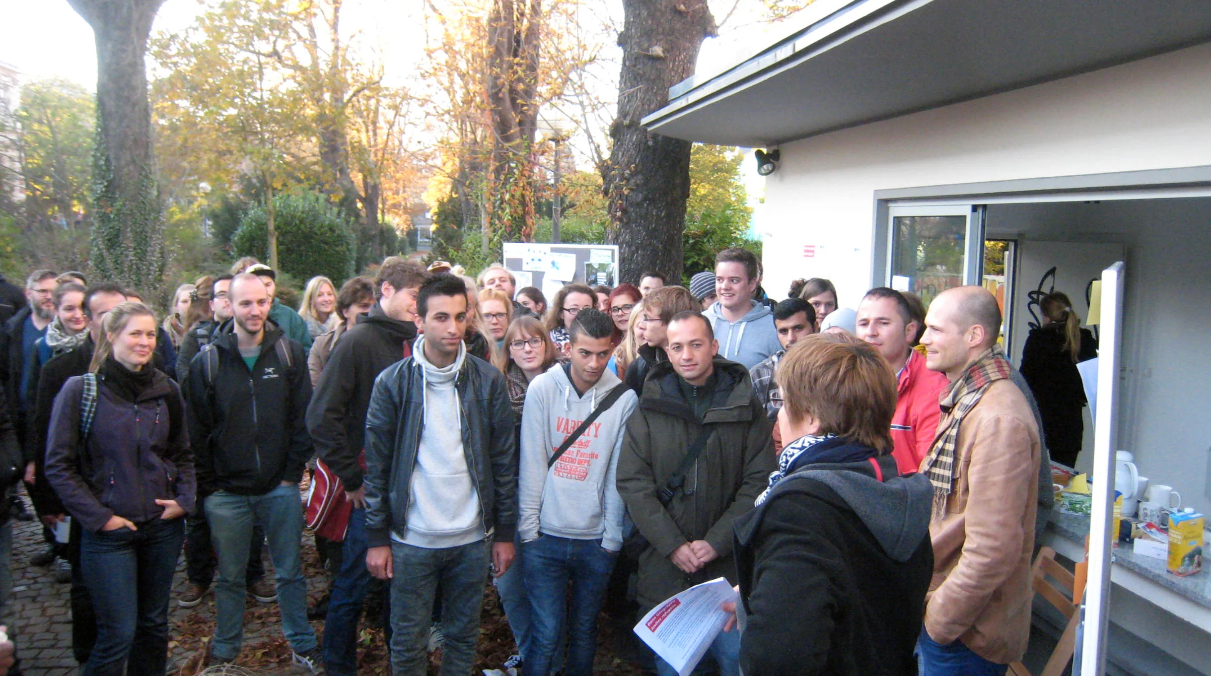 Am „Büdchen“ vor dem Geographischen Institut: