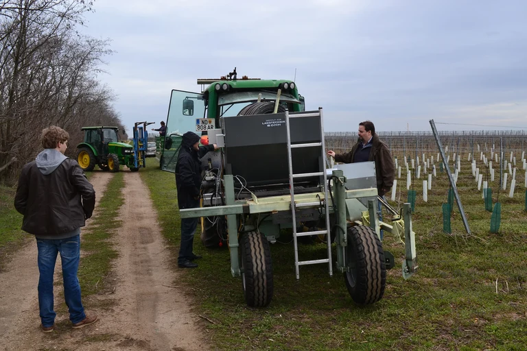 Grabenfräse zur Einbringung von Bodenhilfsstoffen: