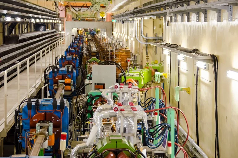 Eine Sektion des SuperKEKB-Beschleunigertunnels,