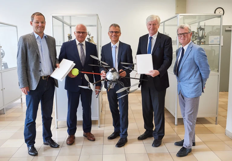 Übergabe des Förderbescheids (von links):