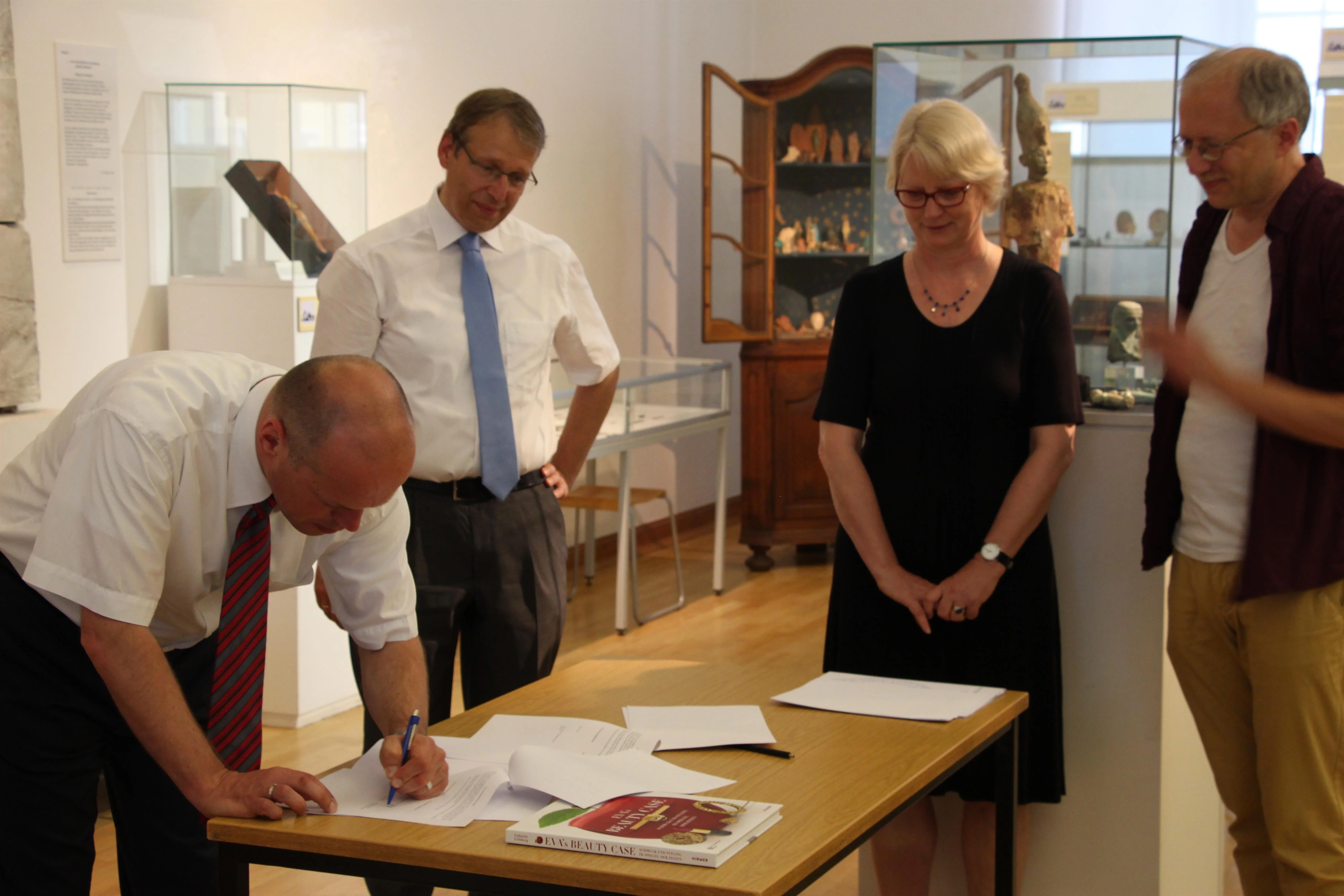 Der Dauerleihvertrag wird unterzeichnet.