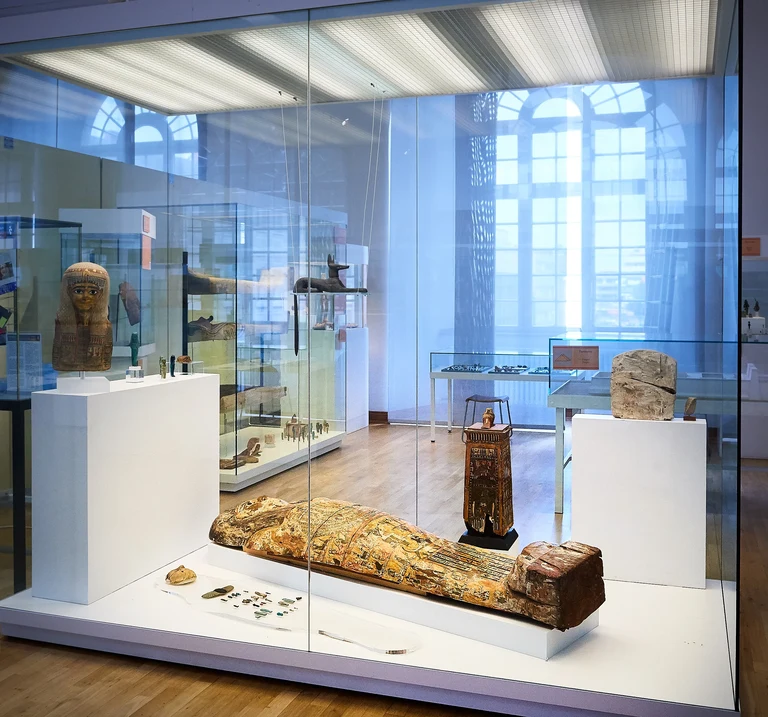 Der Sargdeckel aus ptolomäischer Zeit im Ägyptischen Museum