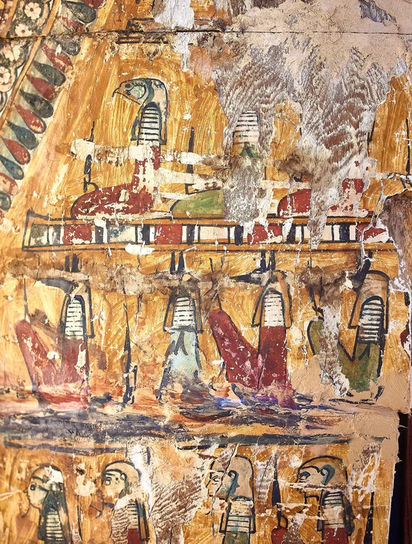 Schutzwesen auf dem Sargdeckel