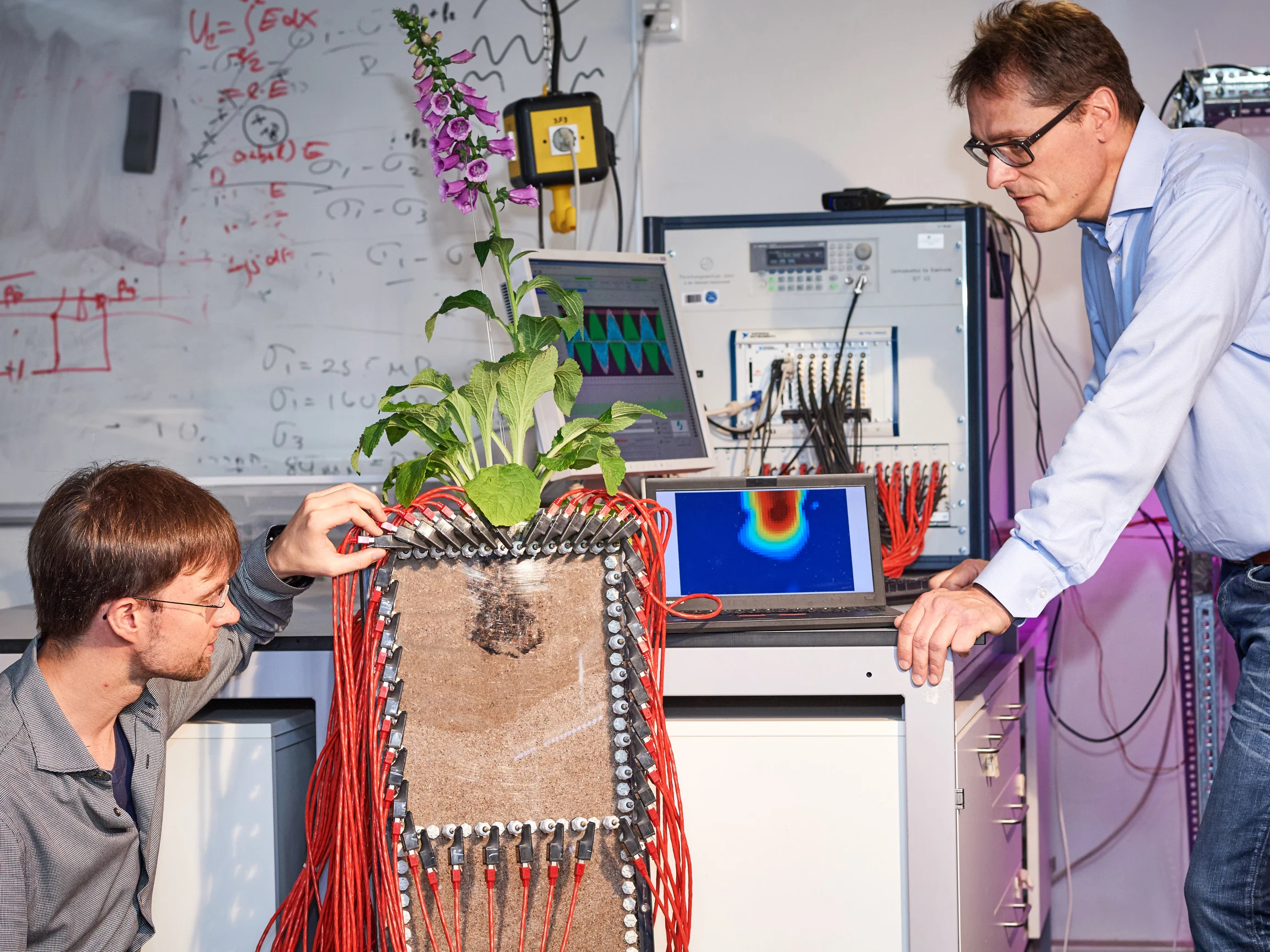 Maximilian Weigand  (links) und Prof. Dr. Andreas Kemna