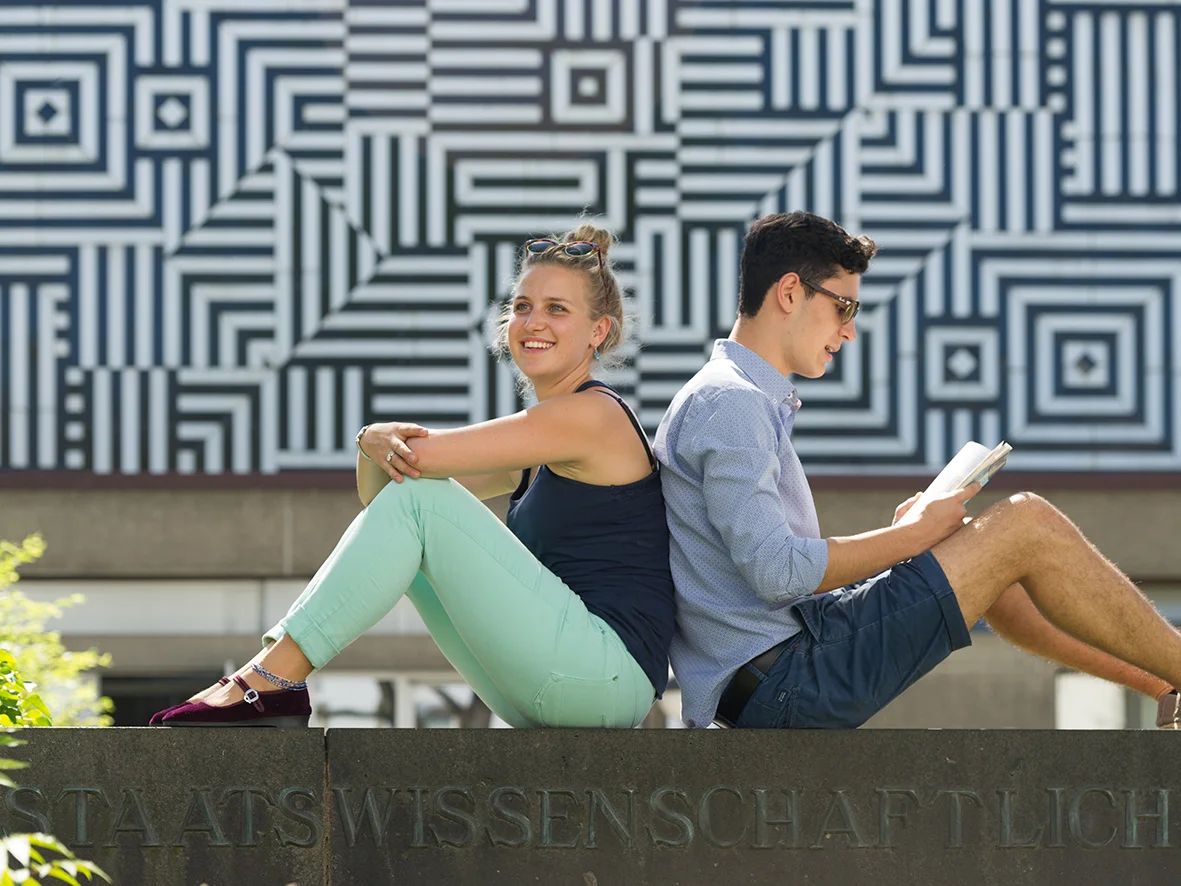 Studierende vor dem Juridicum: