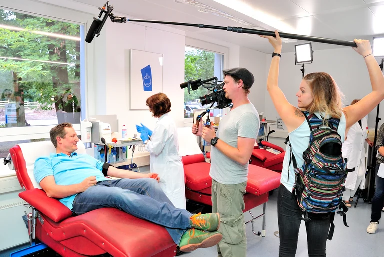 Moderator Eckart von Hirschhausen will es genau wissen: