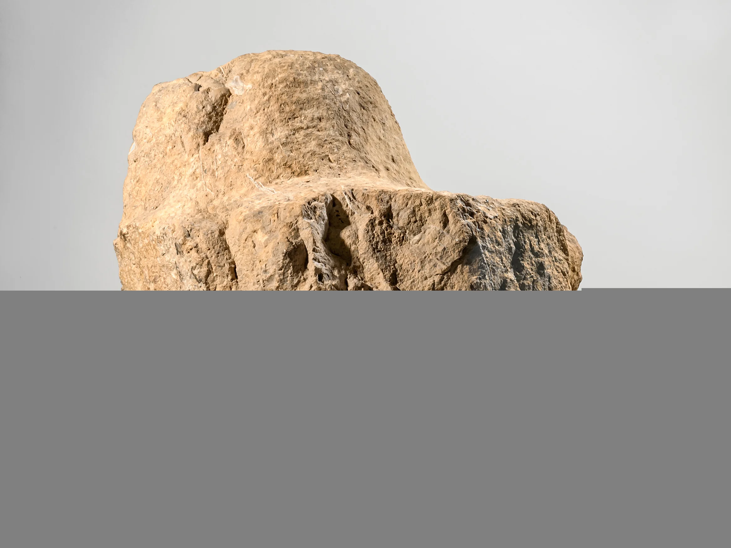 Der unfertig bearbeitete, obere Teil der Sitzstatuette