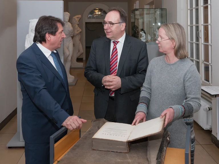 Wertvolle Bücher des Kunsthistorischen Instituts können nun restauriert werden: