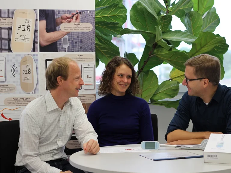 Das Forscherteam mit dem Messgerät (von links):